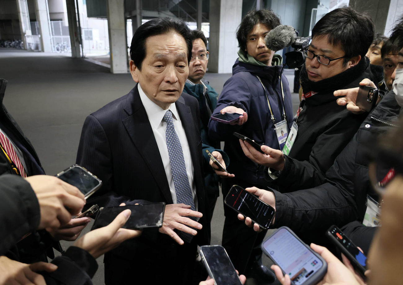 羽月隆太郎容疑者の逮捕を受け、囲み取材に応じる広島鈴木球団本部長（撮影・加藤孝規）