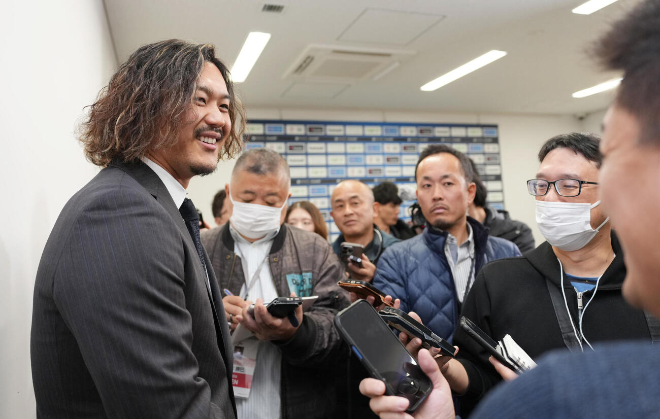 契約更改し囲み取材に臨む西武高橋光（撮影・垰建太）