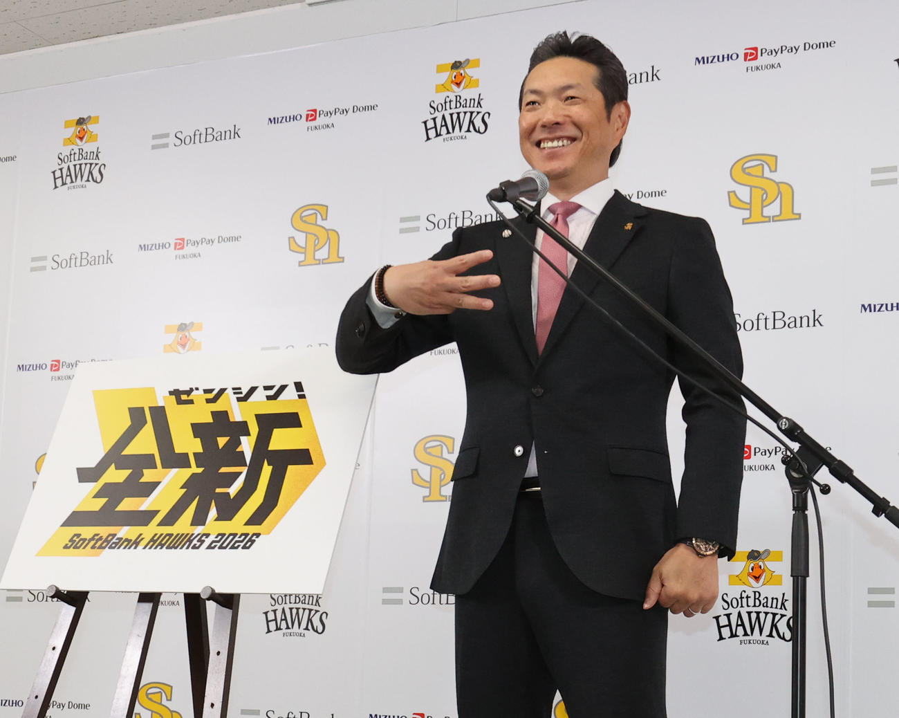 今季のスローガンは「全新（ゼンシン）」、笑顔でポーズをとる小久保監督（撮影・梅根麻紀）