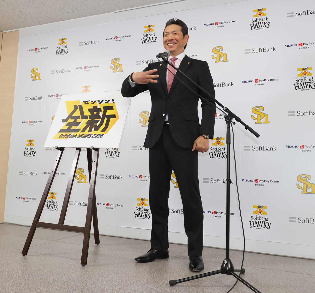 今季のスローガンは「全新（ゼンシン）」、笑顔でポーズをとる小久保監督（撮影・梅根麻紀）