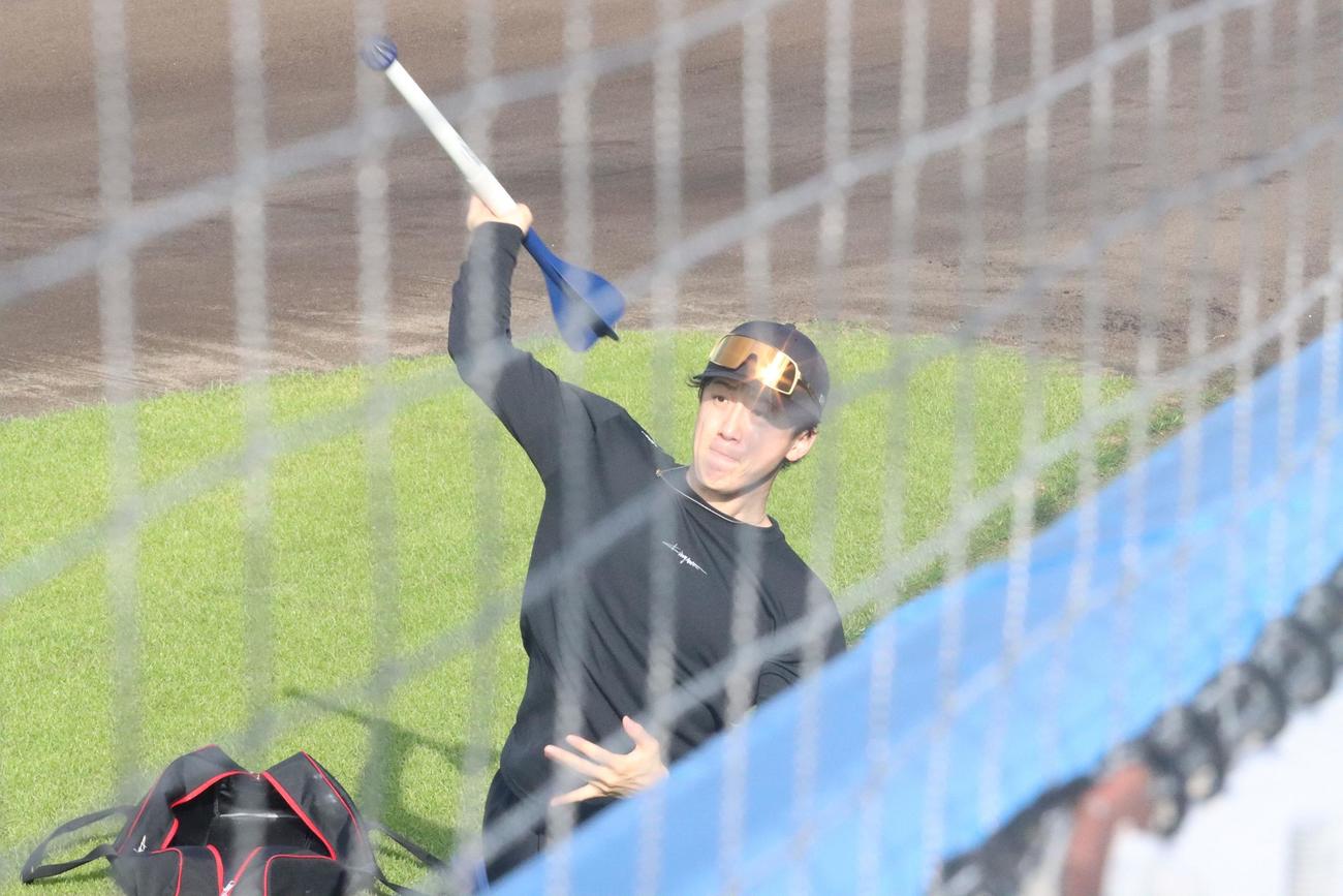 矢のような道具を投げる日本ハム北山（撮影・永野高輔）