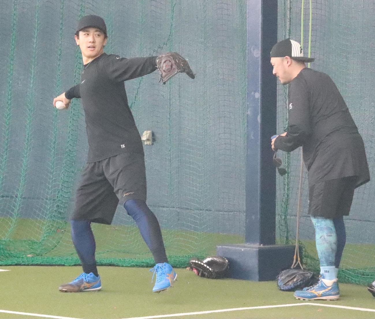 投球練習後、ブルペン捕手と話す日本ハム北山（撮影・永野高輔）