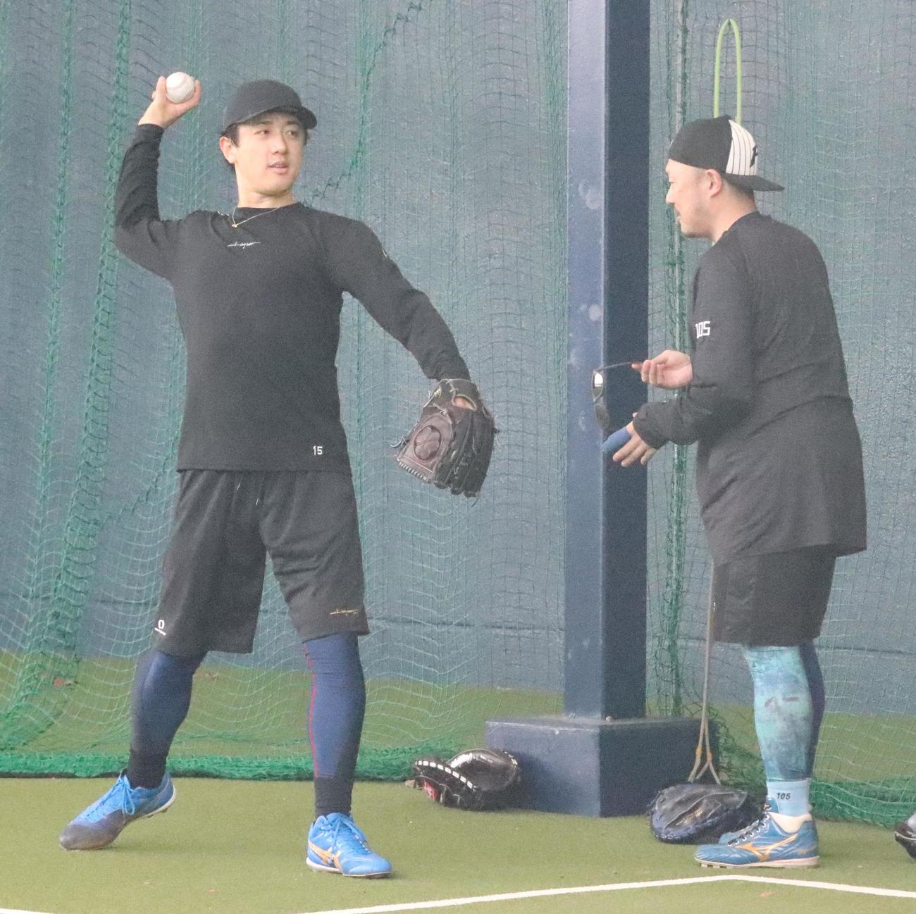 投球練習後、ブルペン捕手と話す日本ハム北山（撮影・永野高輔）