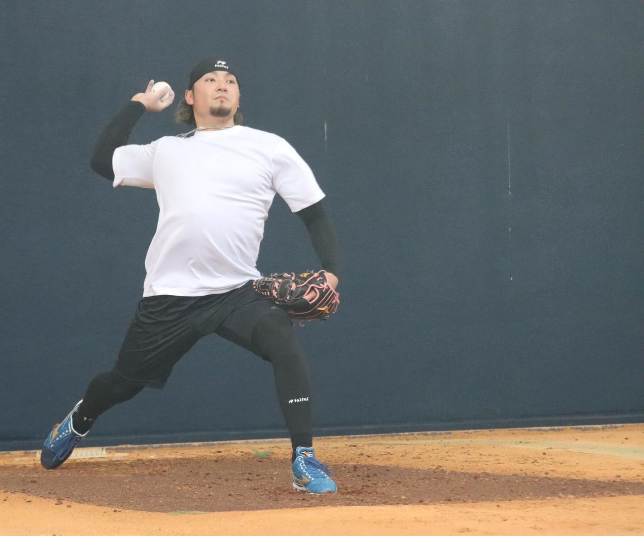 名護でブルペン投球する日本ハム伊藤（撮影・永野高輔）
