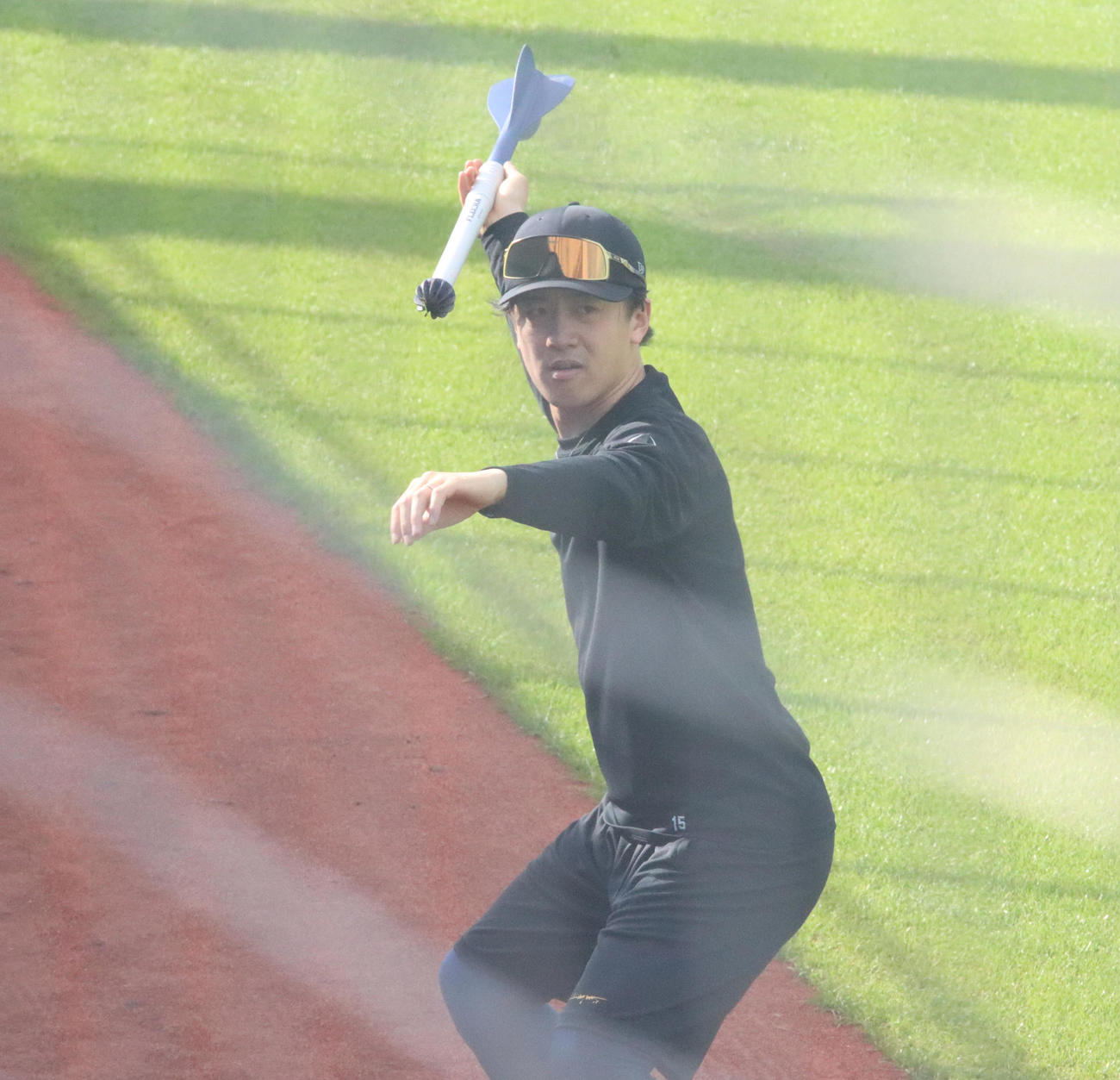 矢のような道具を投げる日本ハム北山（撮影・永野高輔）