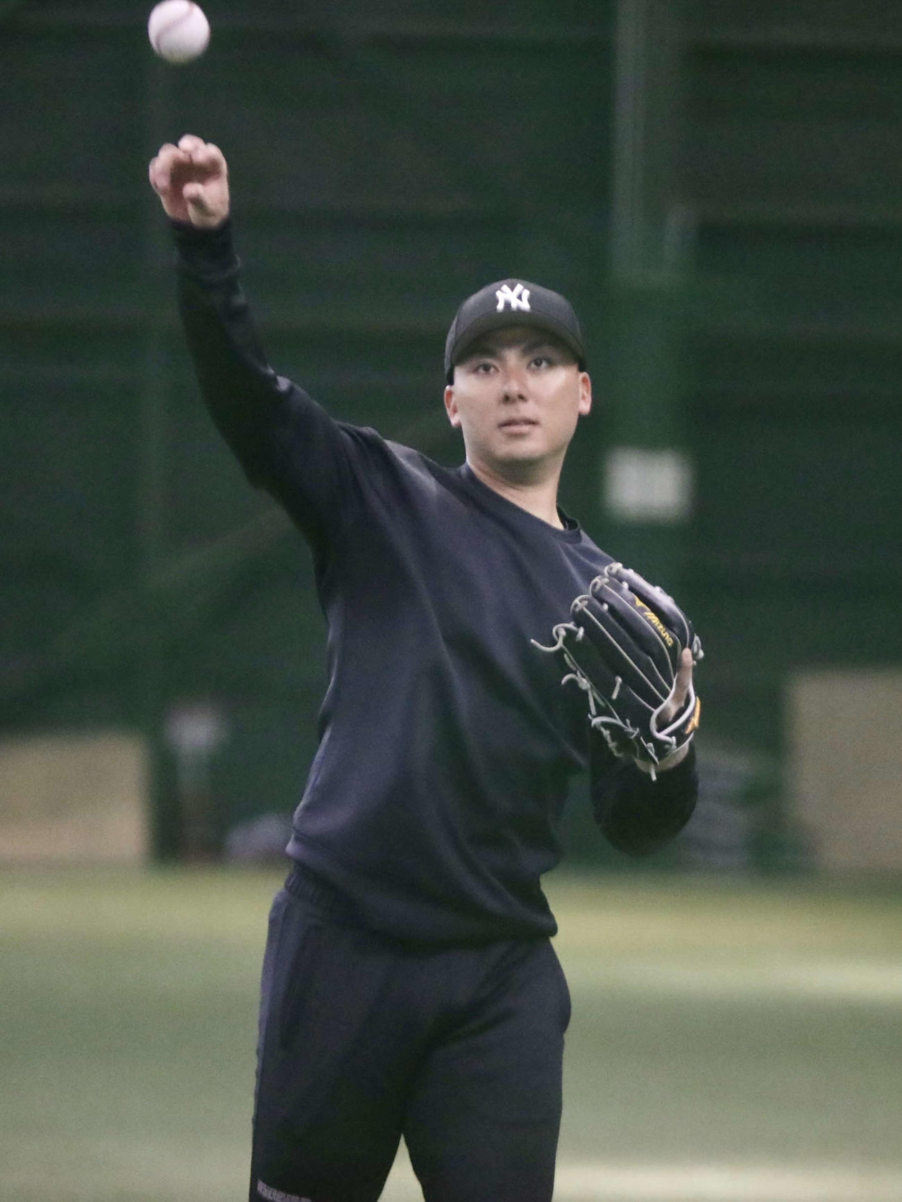 公開自主トレにてキャッチボールをする楽天村林（撮影・高橋香奈）