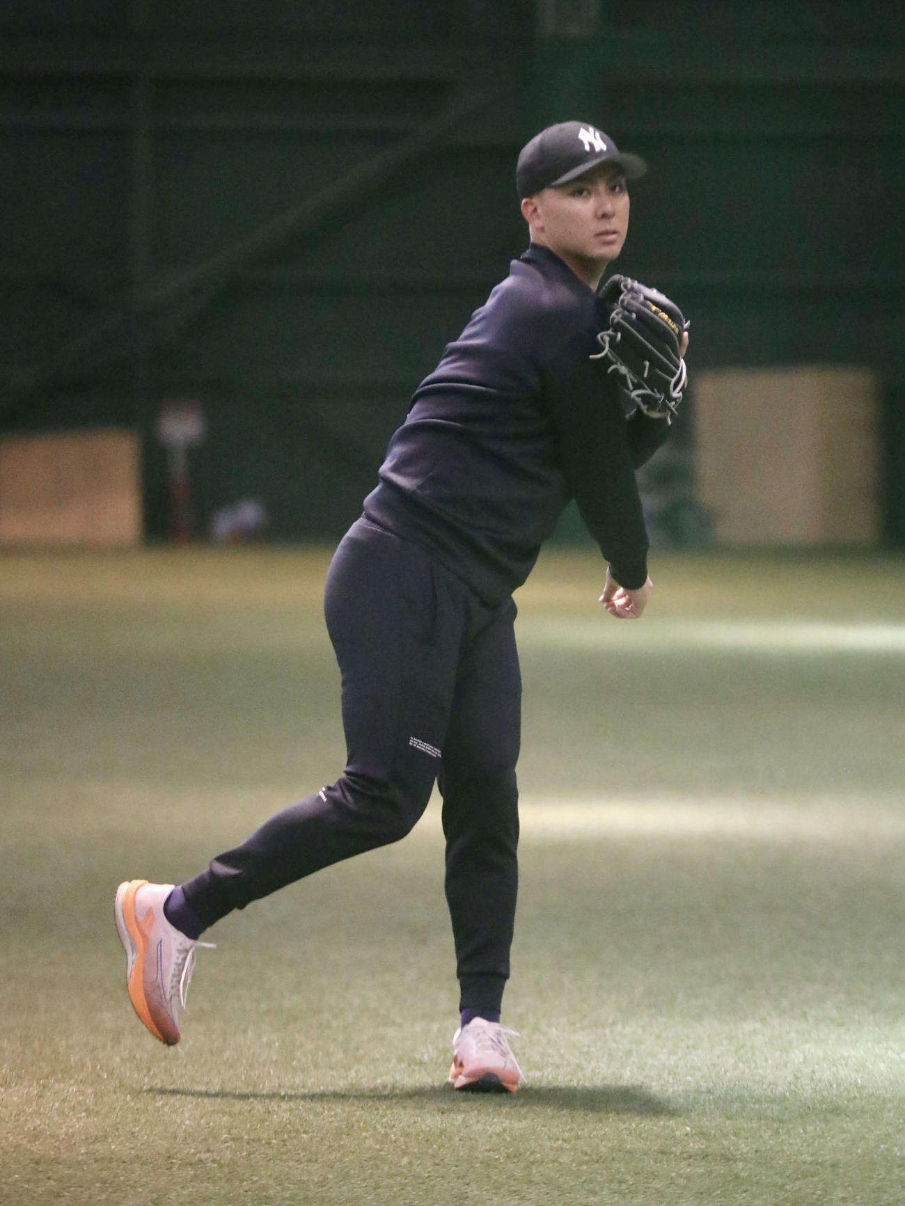 公開自主トレにてキャッチボールをする楽天村林（撮影・高橋香奈）