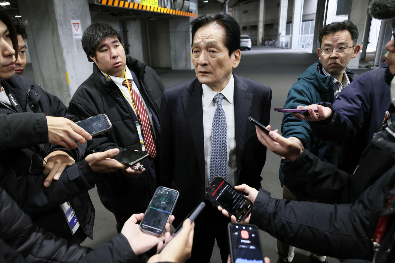 羽月隆太郎容疑者の逮捕を受け、囲み取材に応じる広島鈴木球団本部長（撮影・加藤孝規）