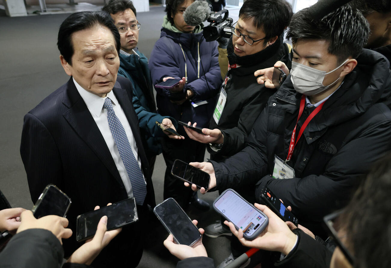 羽月隆太郎容疑者の逮捕を受け、囲み取材に応じる広島鈴木球団本部長（撮影・加藤孝規）