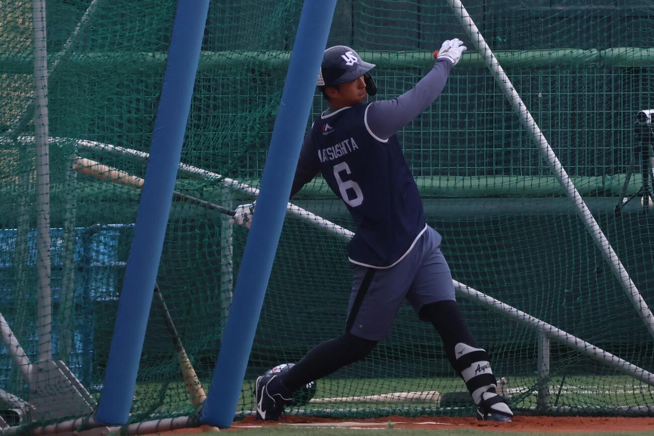 打撃練習を行うヤクルト・ドラフト1位の松下（撮影・塚本光）