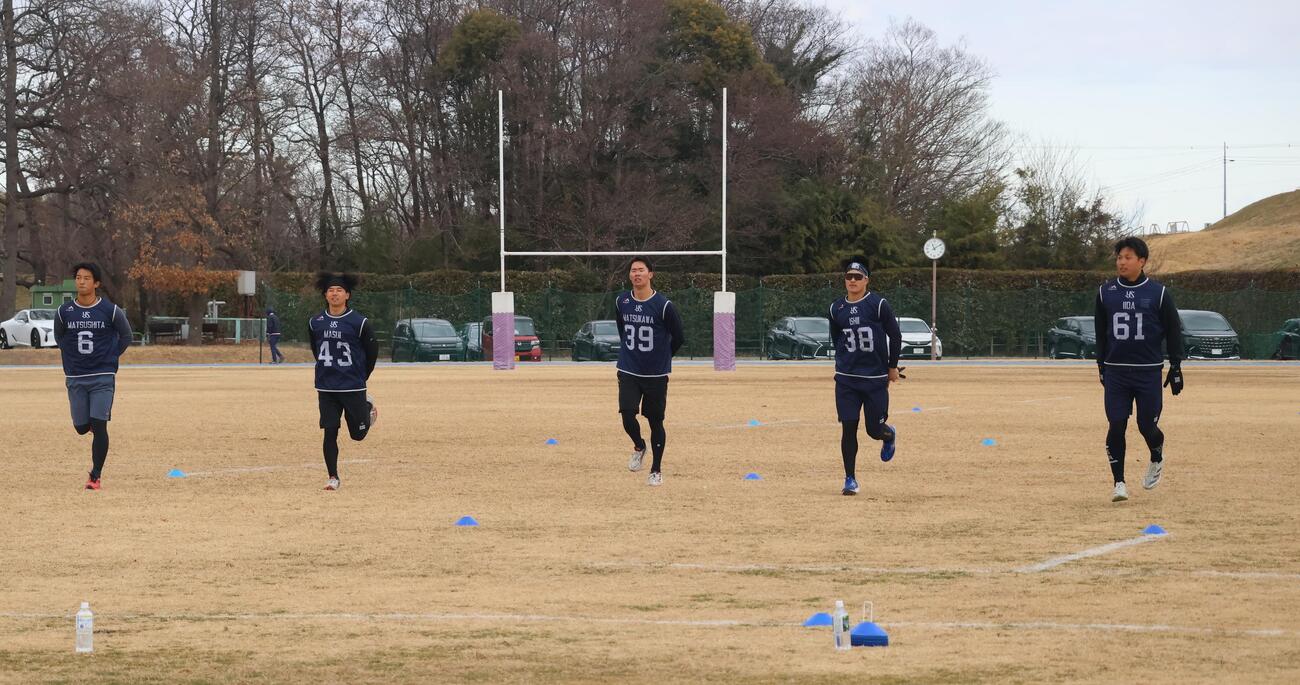 新人合同自主トレで体を動かす、左からヤクルト・ドラフト1位の松下、ドラフト4位の増居、ドラフト2位の松川、ドラフト6位の石井、ドラフト7位の飯田（撮影・塚本光）