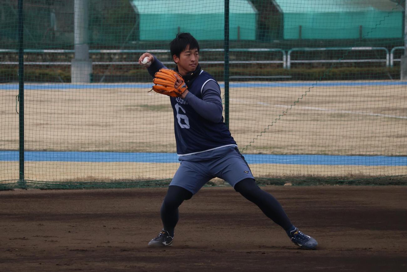 守備練習を行うヤクルト・ドラフト1位の松下（撮影・塚本光）