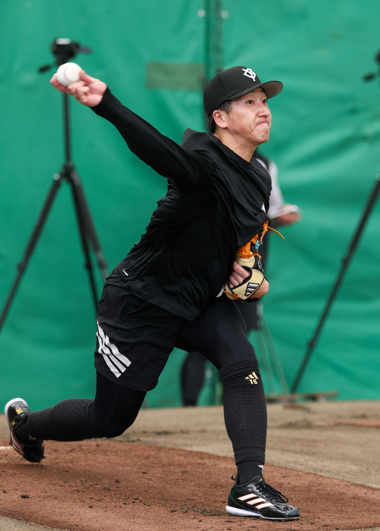 合同自主トレでブルペンにあがる巨人大勢（撮影・増田悦実）