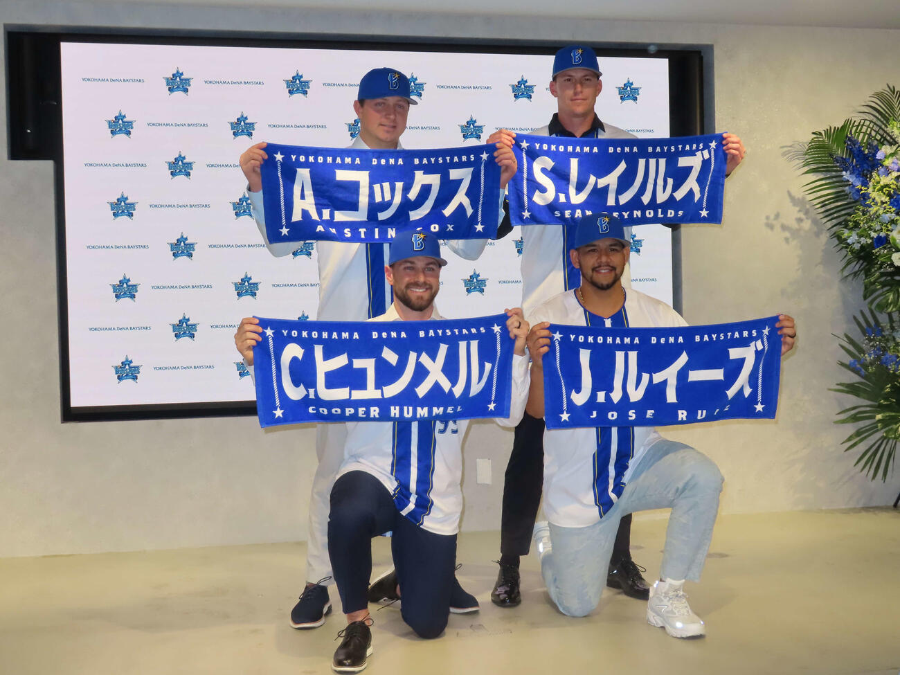 入団会見を行った、前列左からDeNAヒュンメル、ルイーズ、後列左から、コックス、レイノルズ（撮影・山本佳央）