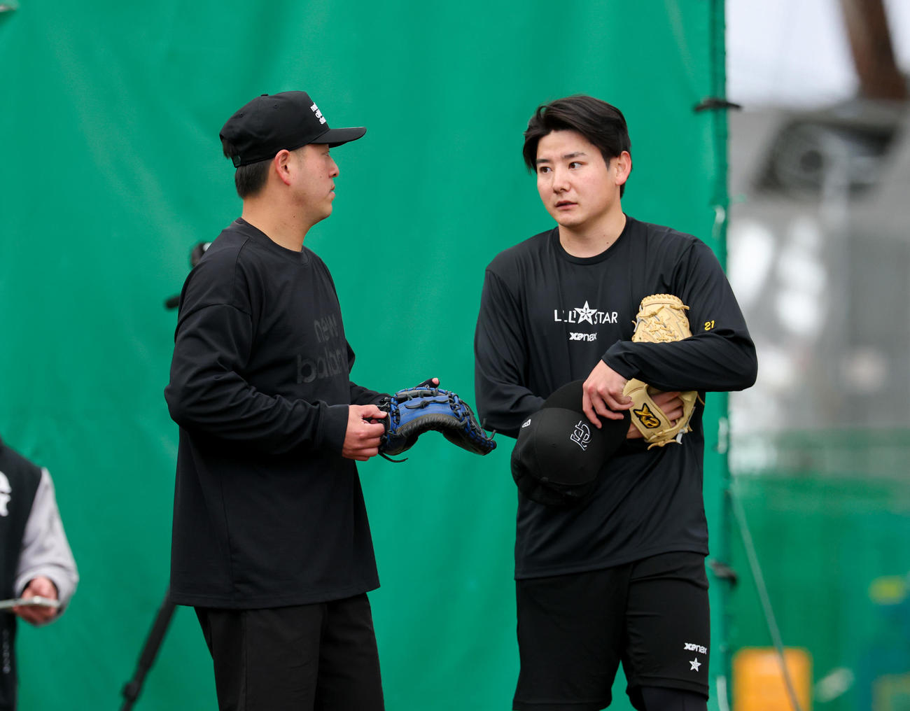 合同自主トレで投球し終え岸田（左）と話す巨人竹丸（撮影・増田悦実）