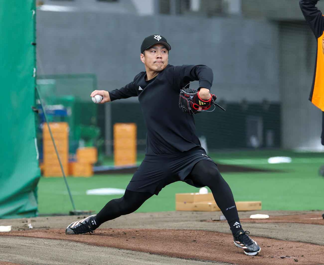 合同自主トレでブルペンにあがる巨人則本（撮影・増田悦実）