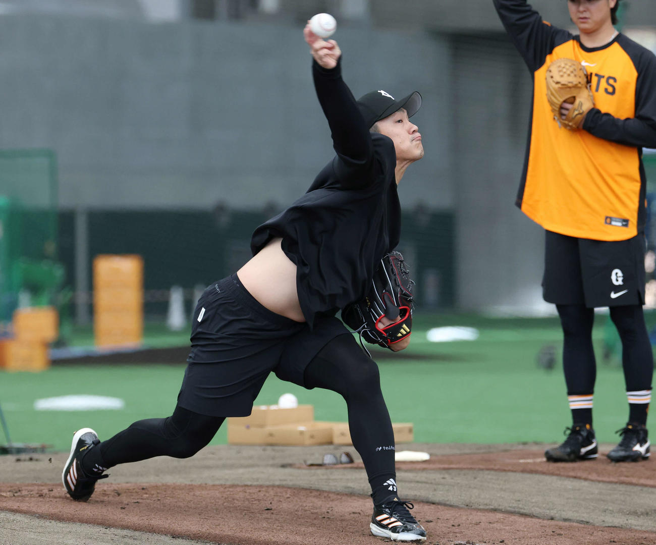 合同自主トレでブルペンに上がる巨人則本（撮影・増田悦実）