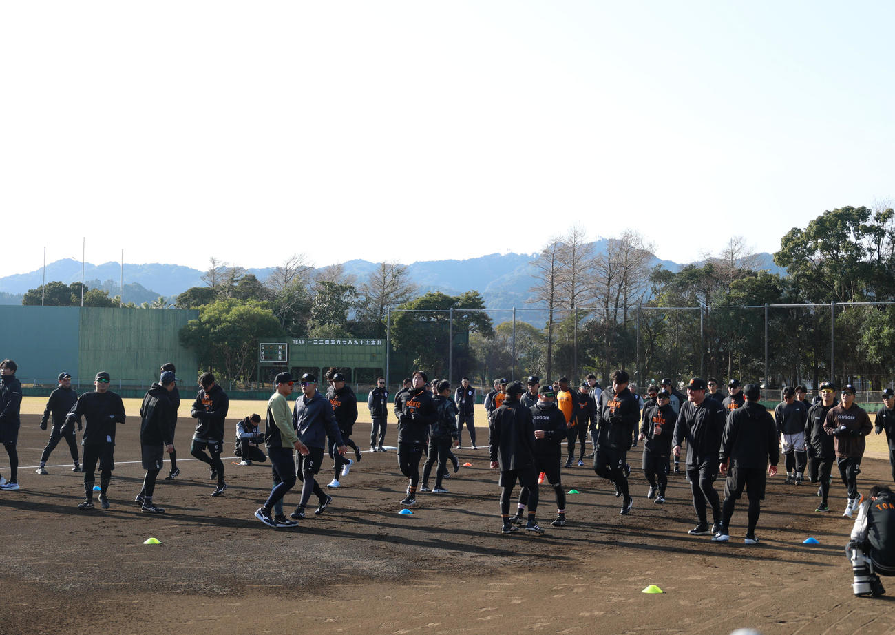 合同自主トレでアップする巨人ナイン（撮影・増田悦実）
