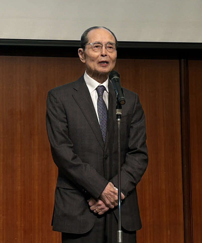 プレイボールミーティングで話をするソフトバンク王球団会長（球団提供）