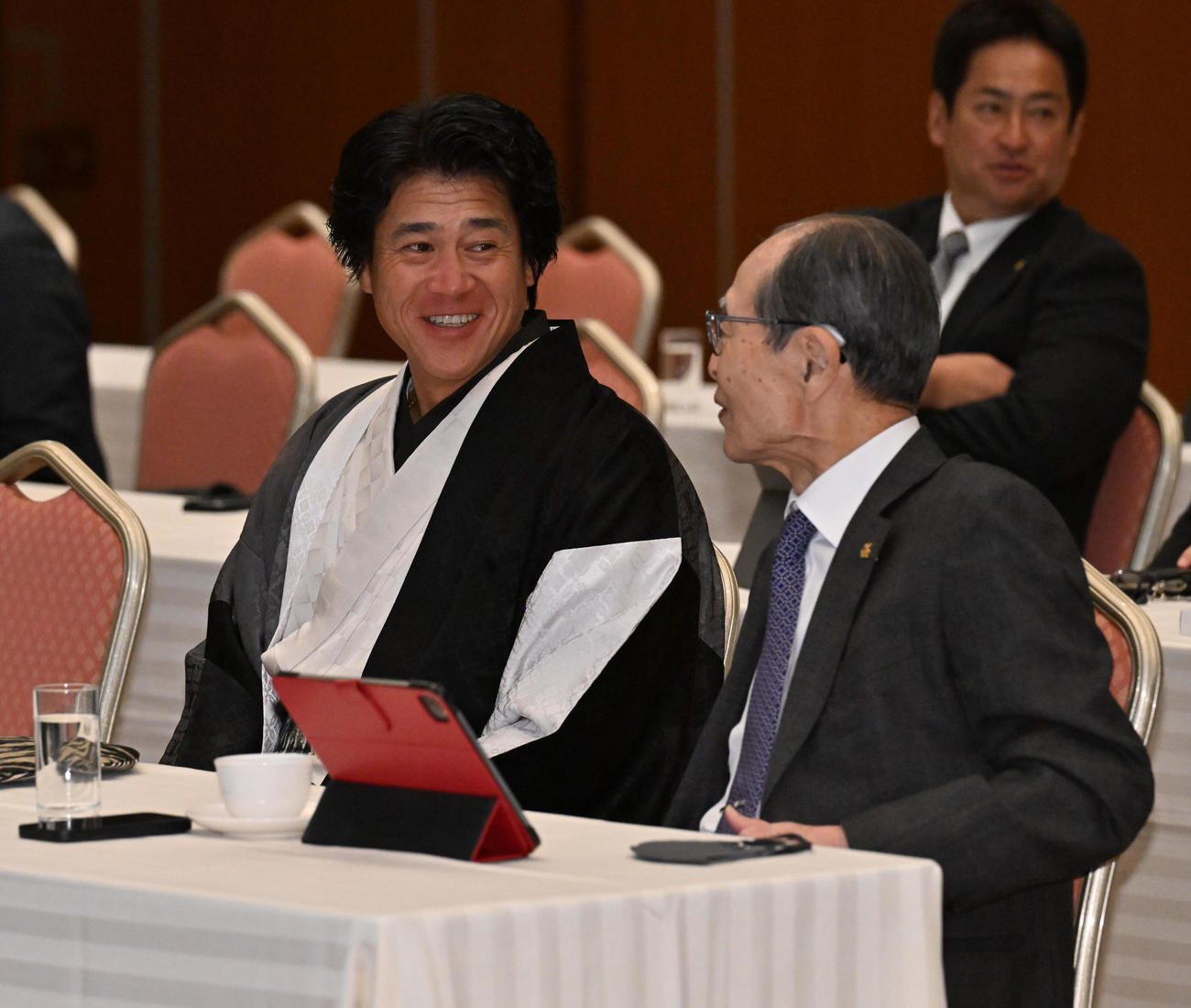 ミーティングのために会場に入ったソフトバンク城島CBO（左）と王球団会長（現場代表）