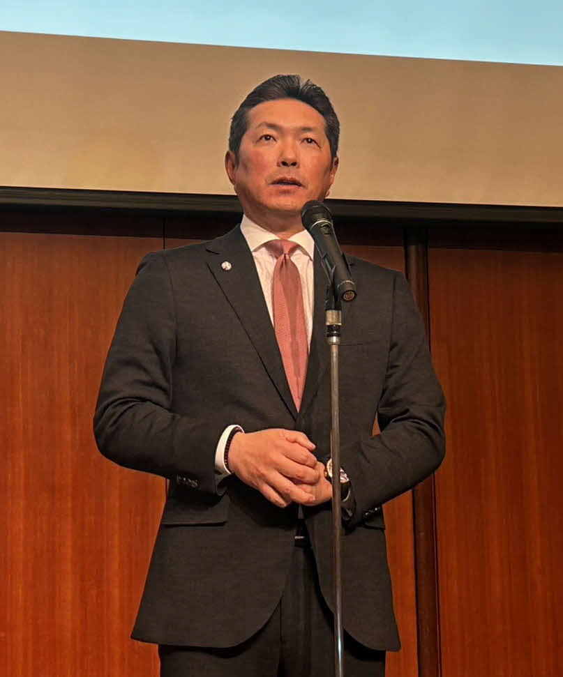 プレイボールミーティングで話をするソフトバンク小久保監督（球団提供）