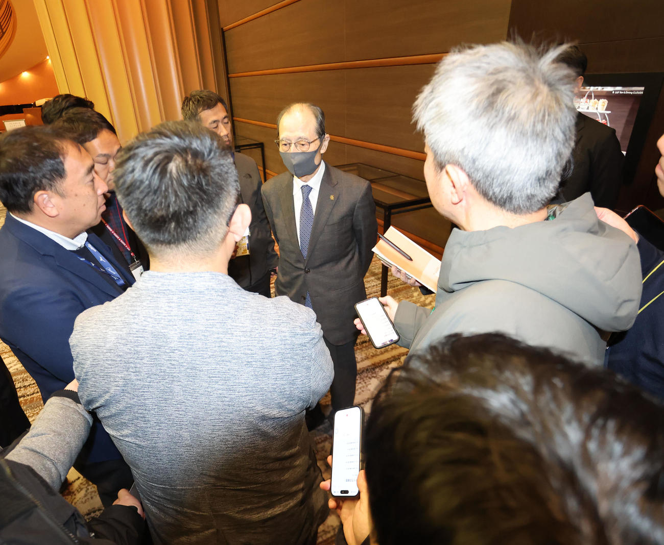 ミーティングを終えたソフトバンク王球団会長は報道陣と話をする（撮影・梅根麻紀）
