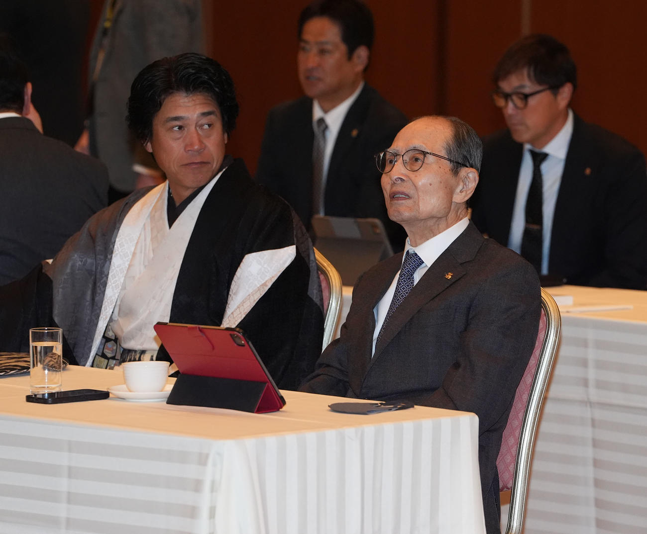 ミーティングのために会場に入ったソフトバンク城島CBO（左）と王球団会長（現場代表）