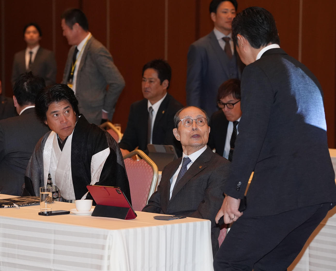 ミーティングのために会場に入ったソフトバンク小久保監督にあいさつされる王球団会長、左は城島CBO（現場代表）