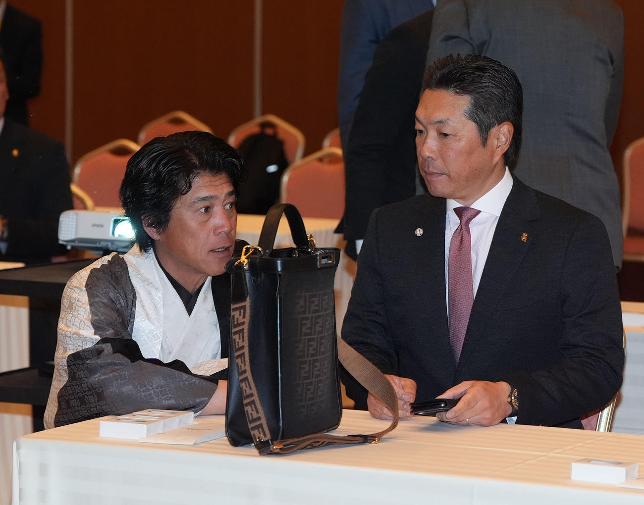ミーティングのために会場に入ったソフトバンク城島CBO（左）と小久保監督は話をする（現場代表）