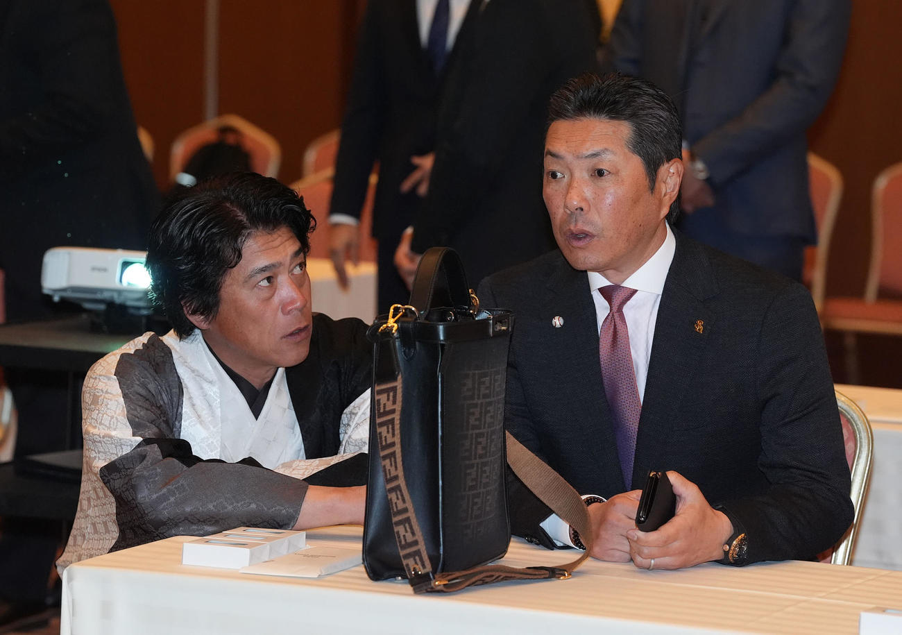 ミーティングのために会場に入ったソフトバンク城島CBO（左）と小久保監督は話をする（現場代表）