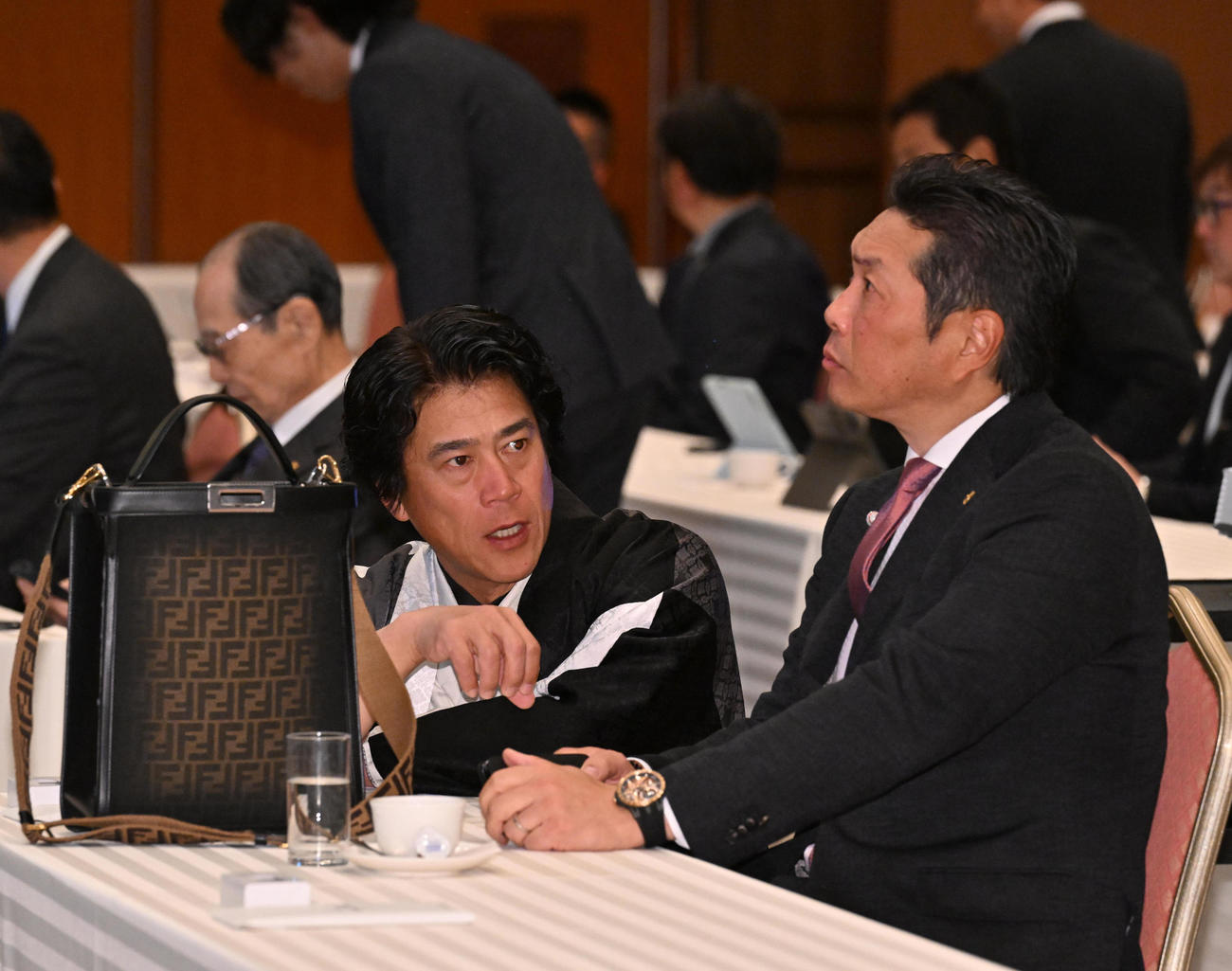 ミーティングのために会場に入ったソフトバンク城島CBO（左）と小久保監督は話をする（現場代表）