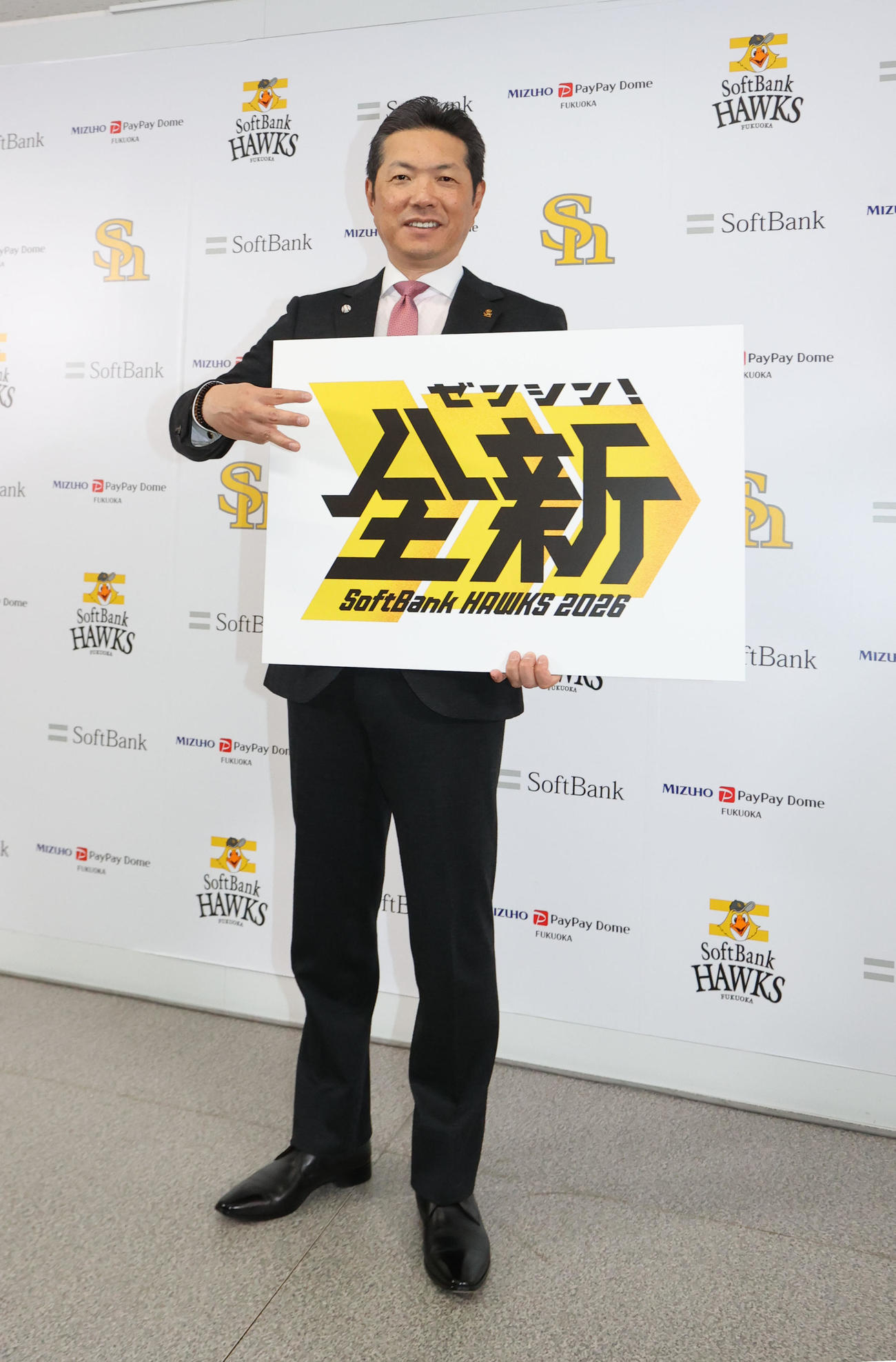 今季のスローガンは「全新（ゼンシン）」、笑顔でポーズをとる小久保監督（撮影・梅根麻紀）
