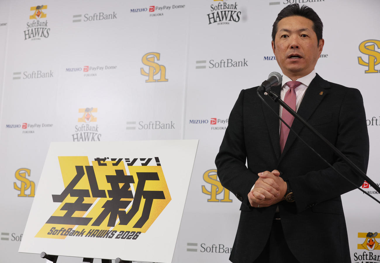 今季のスローガンは「全新（ゼンシン）、会見で発表する小久保監督（撮影・梅根麻紀）