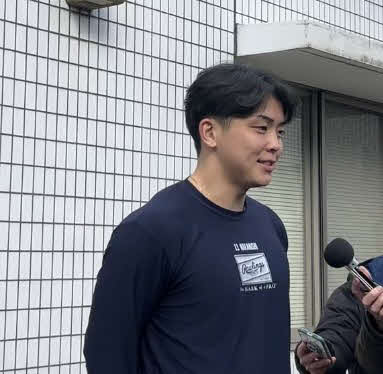 ナゴヤ球場での新人合同自主トレを打ち上げ取材対応する中日中西