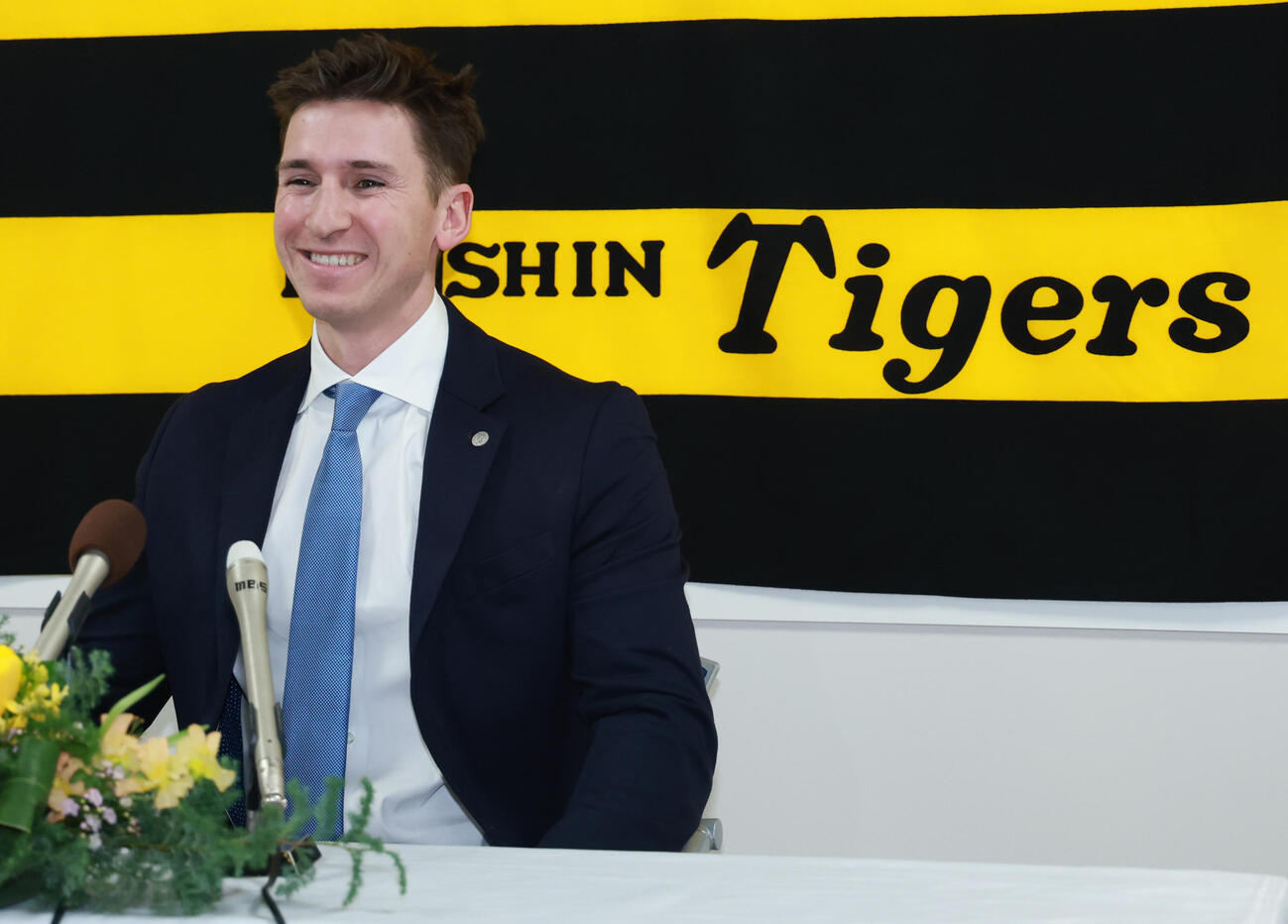 入団会見で話す阪神ディベイニー（撮影・上田博志）