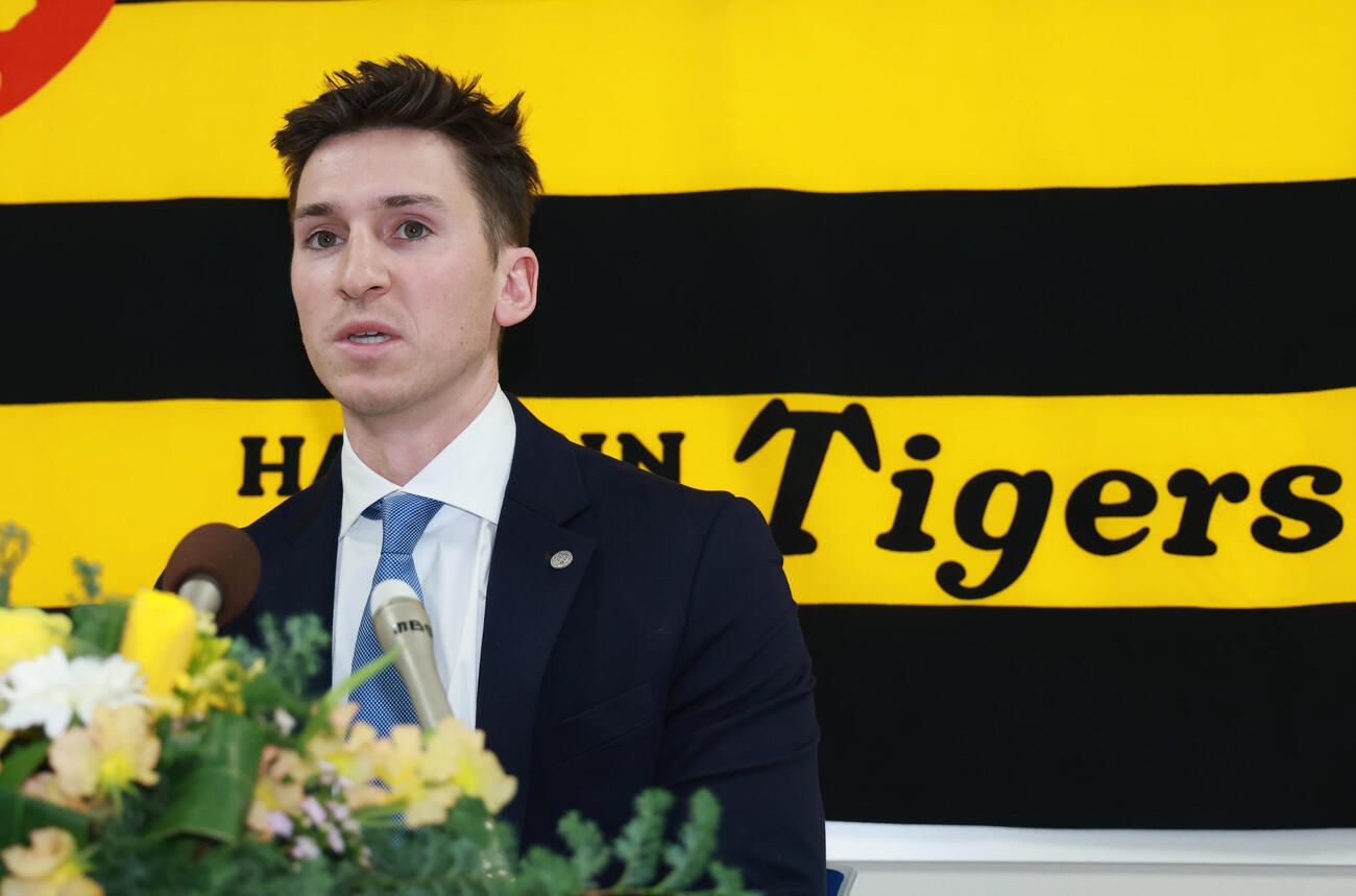 入団会見で話す阪神ディベイニー（撮影・上田博志）