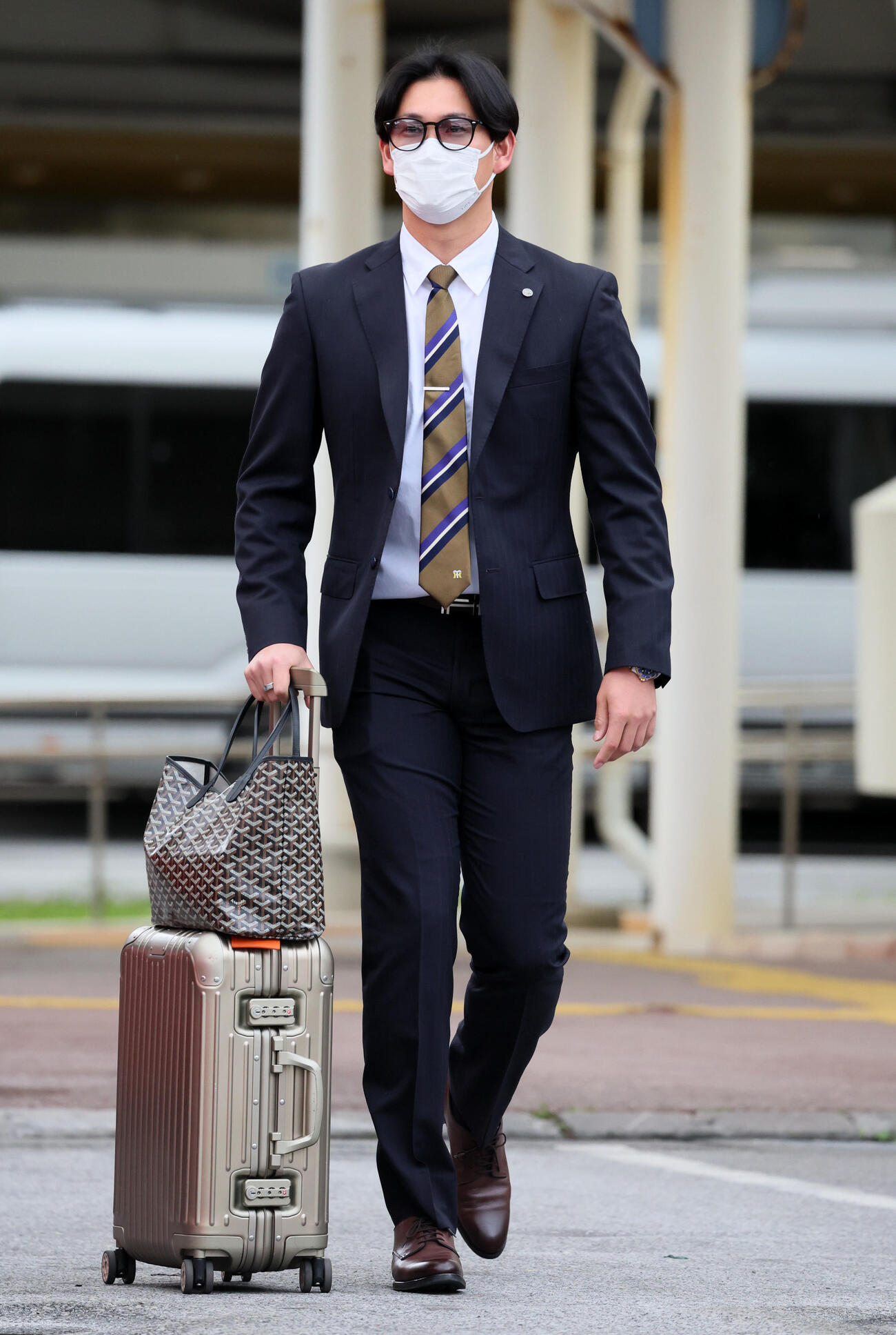空路沖縄入りしバスへ向かう阪神及川（撮影・加藤哉）