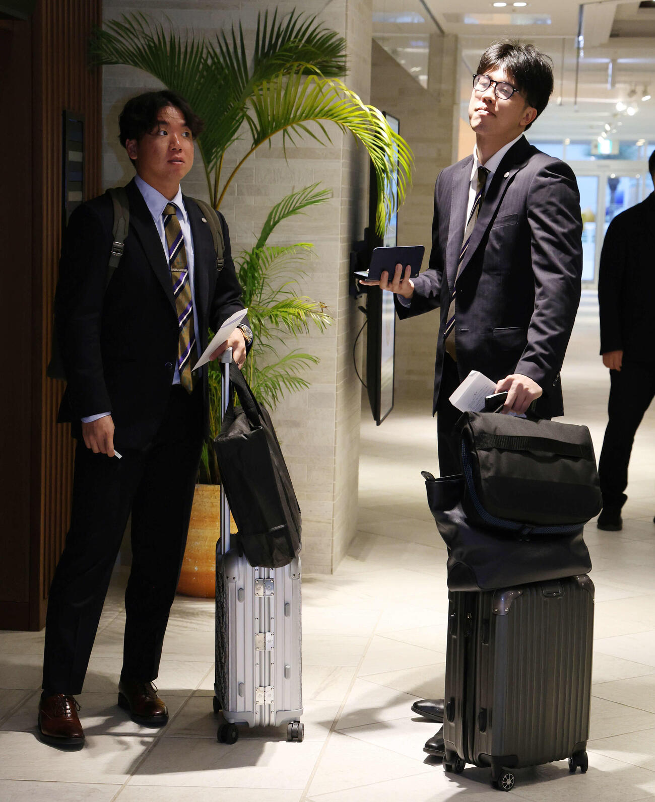 キャンプの宿舎に到着した阪神才木（右）と村上（撮影・西尾就之）