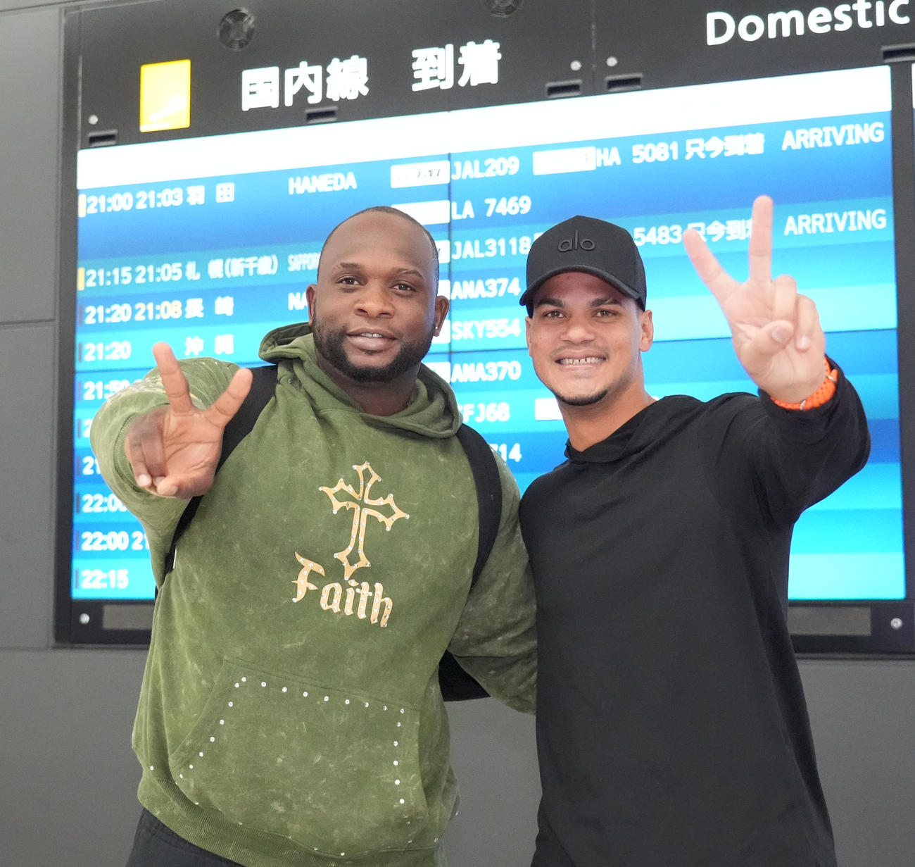 来日し明るい表情でポーズを決める中日サノー（左）とアブレウ（撮影・森本幸一）