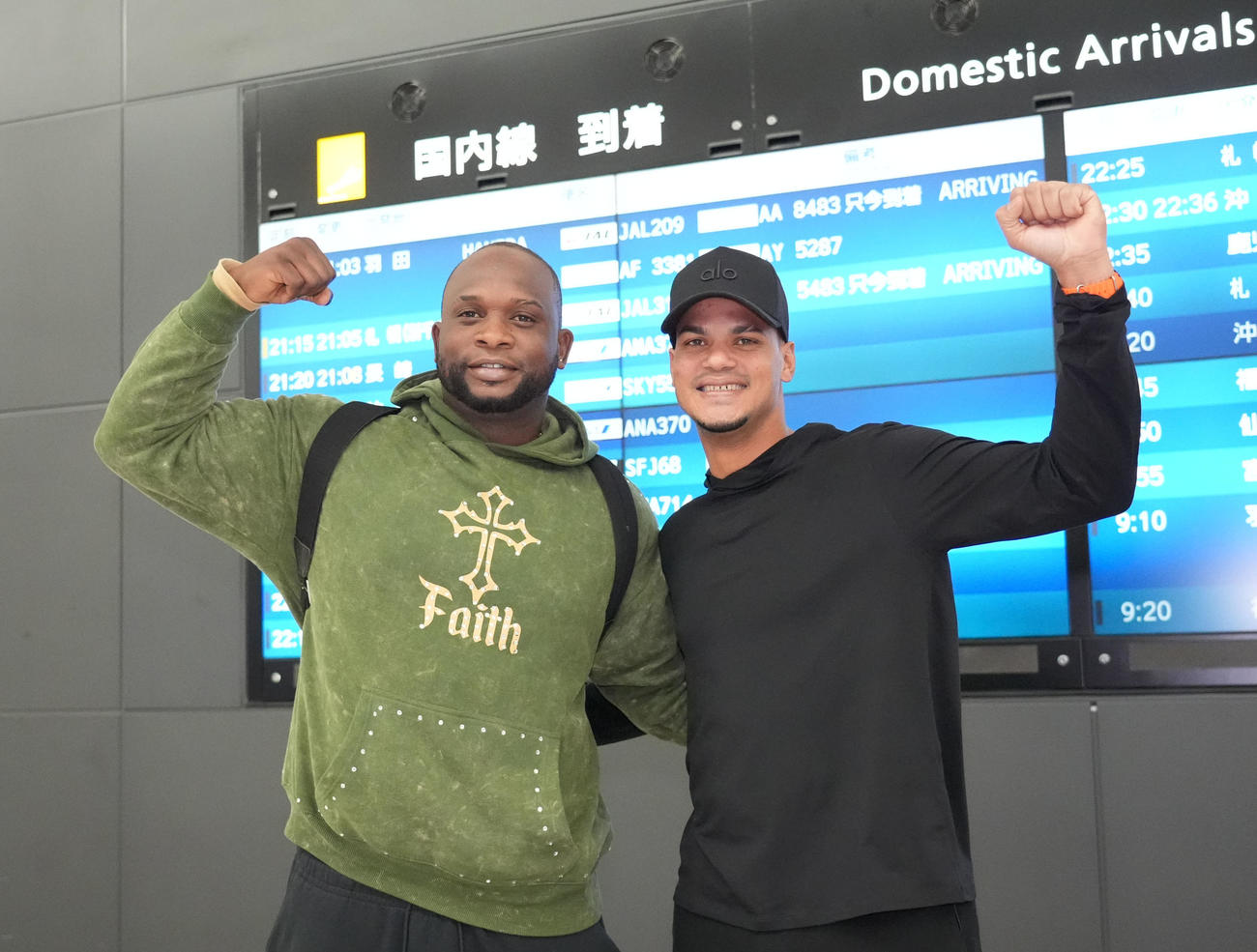 来日し明るい表情でポーズを決める中日サノー（左）とアブレウ（撮影・森本幸一）