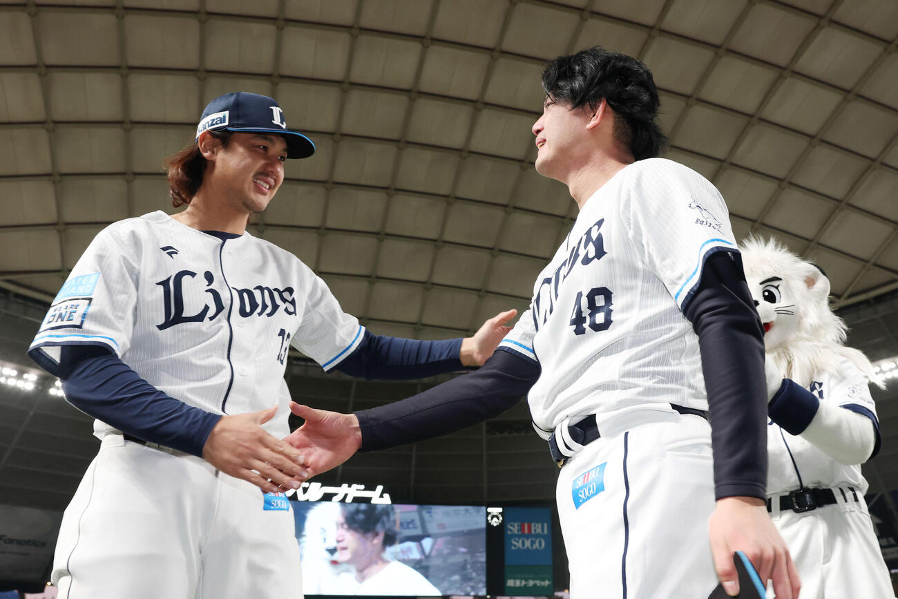 西武今井達也（右）は高橋光成と握手を交わす（25年11月23日撮影）