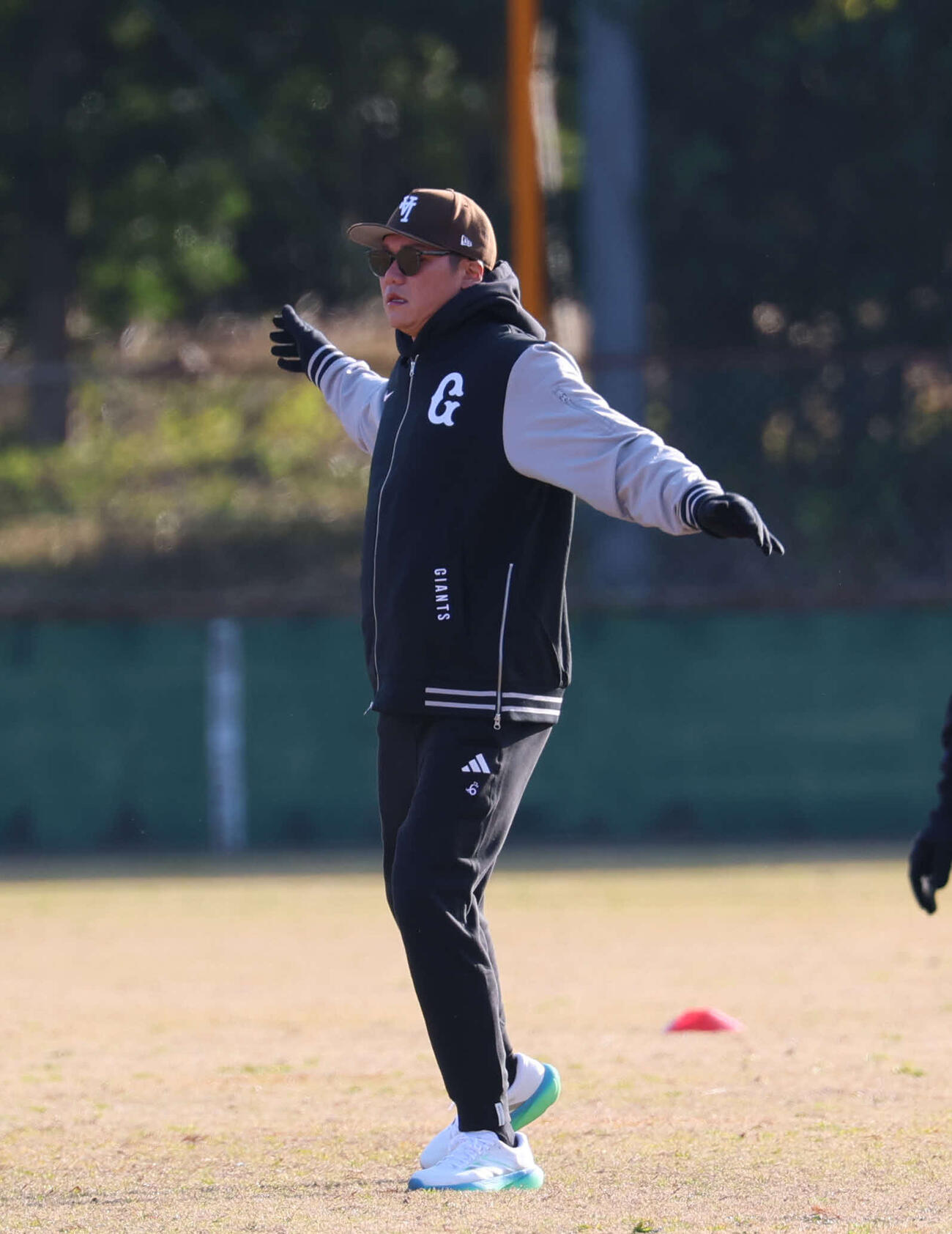 26年1月28日　合同自主トレでアップをする巨人坂本勇（撮影・増田悦実）