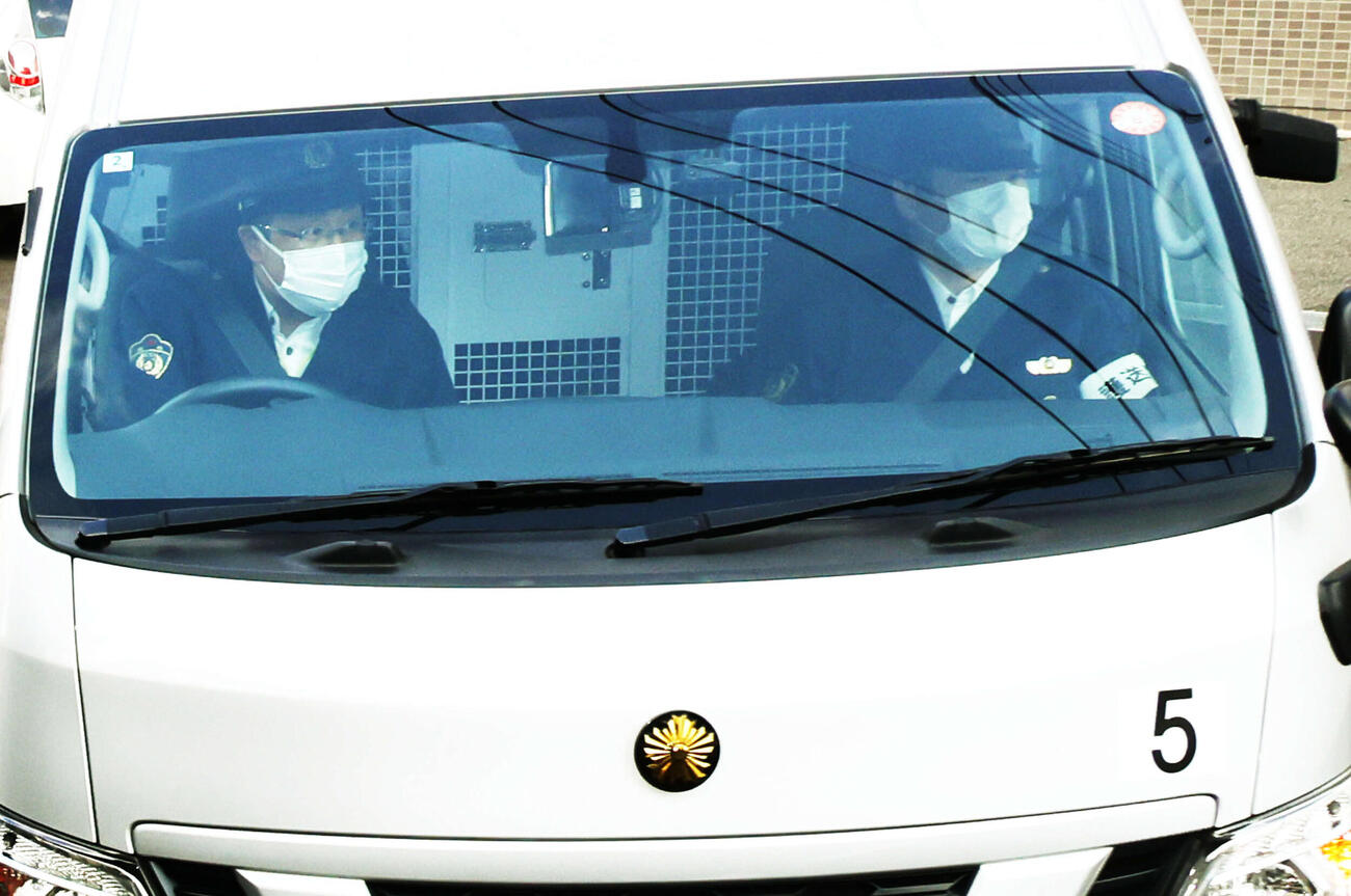 送検のため、広島県警本部別館を出る羽月隆太郎容疑者を乗せたとみられる車両（撮影・加藤孝規）