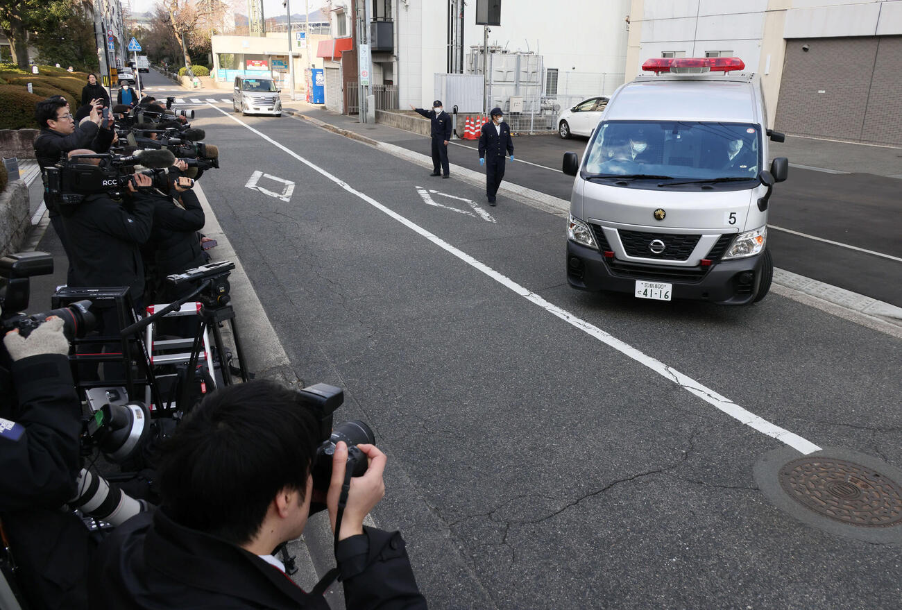 広島県警本部別館を出る送検される羽月隆太郎容疑者を乗せたとみられる車両（撮影・加藤孝規）