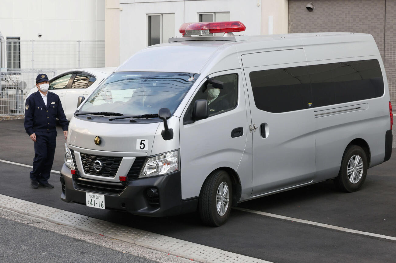 広島県警本部別館を出る送検される羽月隆太郎容疑者を乗せたとみられる車両（撮影・加藤孝規）