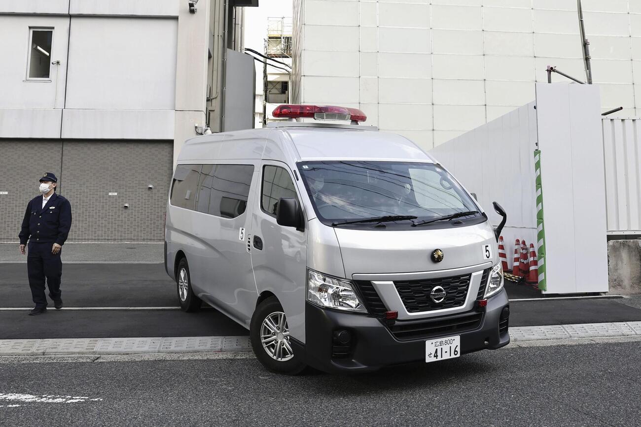 送検のため、留置施設を出るプロ野球広島の選手羽月隆太郎容疑者を乗せた車＝29日午前9時22分、広島市中区（共同）