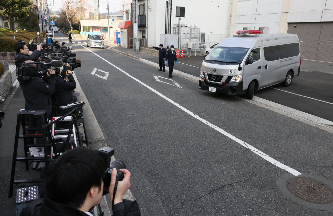 広島県警本部別館を出る送検される羽月隆太郎容疑者を乗せたとみられる車両（撮影・加藤孝規）
