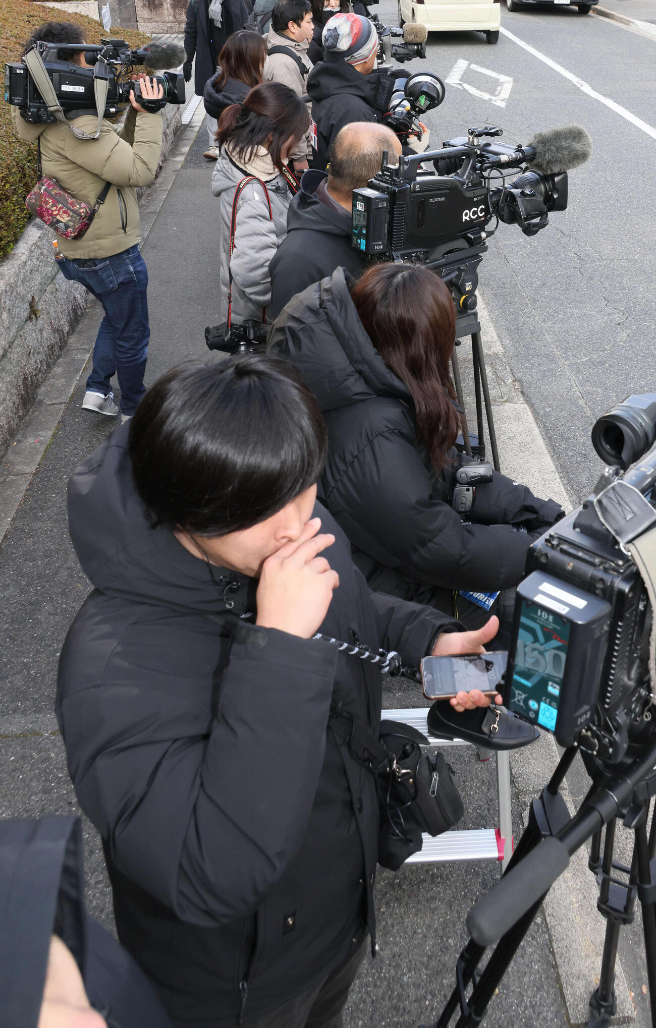 送検される羽月隆太郎容疑者を取材するため集まった報道陣（撮影・加藤孝規）