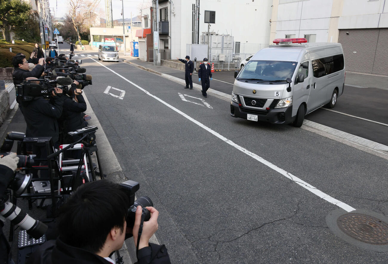 広島県警本部別館を出る送検される羽月隆太郎容疑者を乗せたとみられる車両（撮影・加藤孝規）