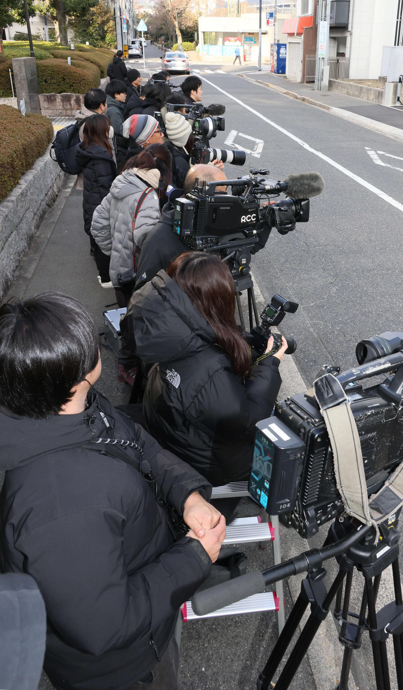 送検される羽月隆太郎容疑者を取材するため集まった報道陣（撮影・加藤孝規）